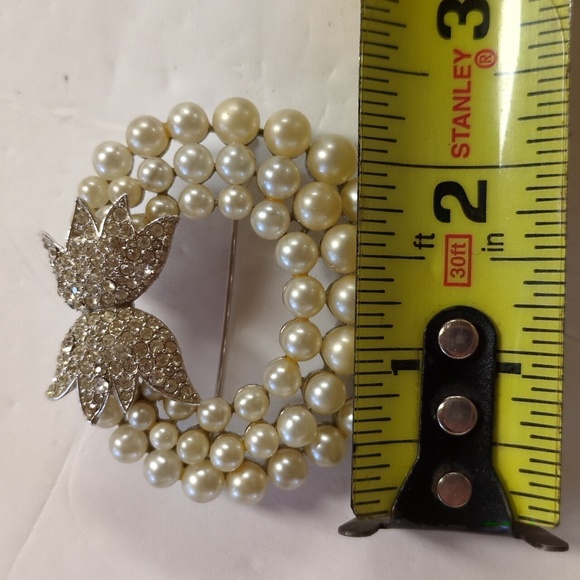 Classic Pearl and Rhinestone Costume Brooch - Picture 6 of 7